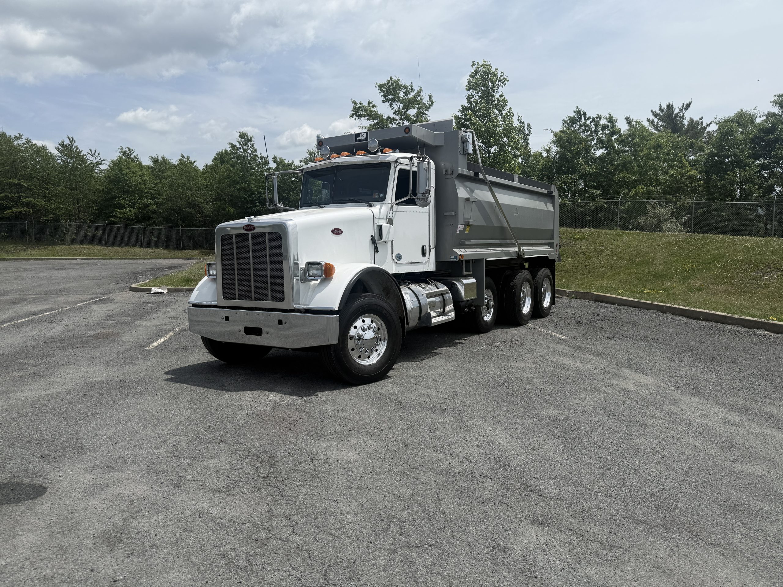 2016 PETERBILT 365 2016 PETERBILT 365 - image 1 of 6