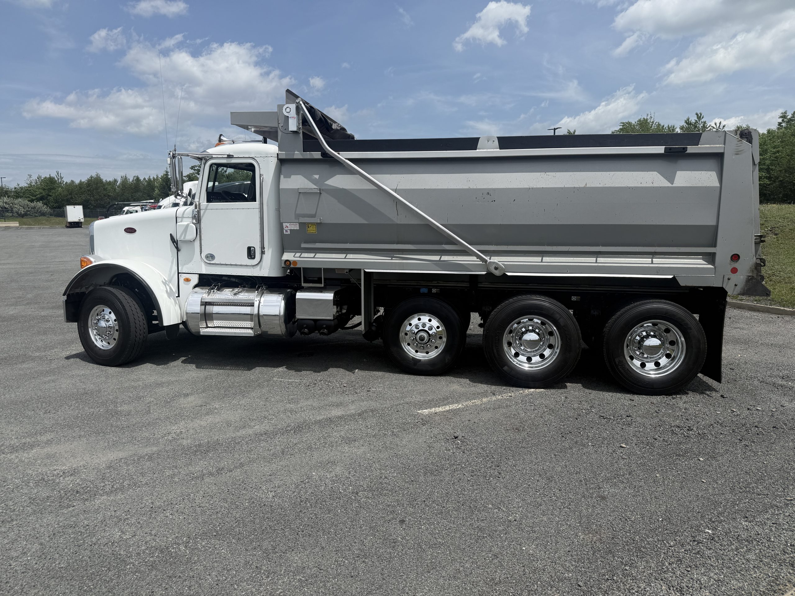 2016 PETERBILT 365 2016 PETERBILT 365 - image 2 of 6