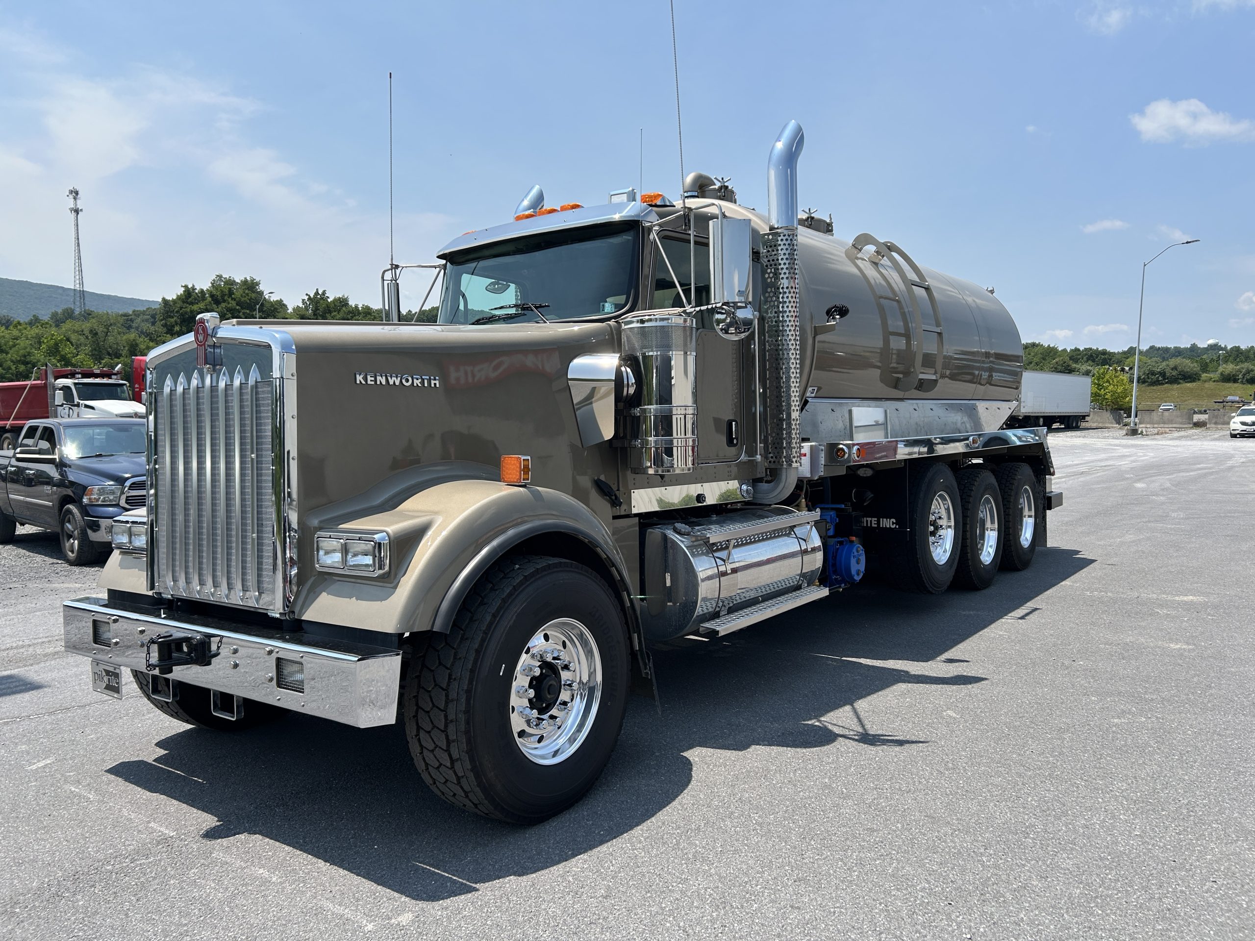 2027 KENWORTH W900 2027 KENWORTH W900 - image 1 of 6