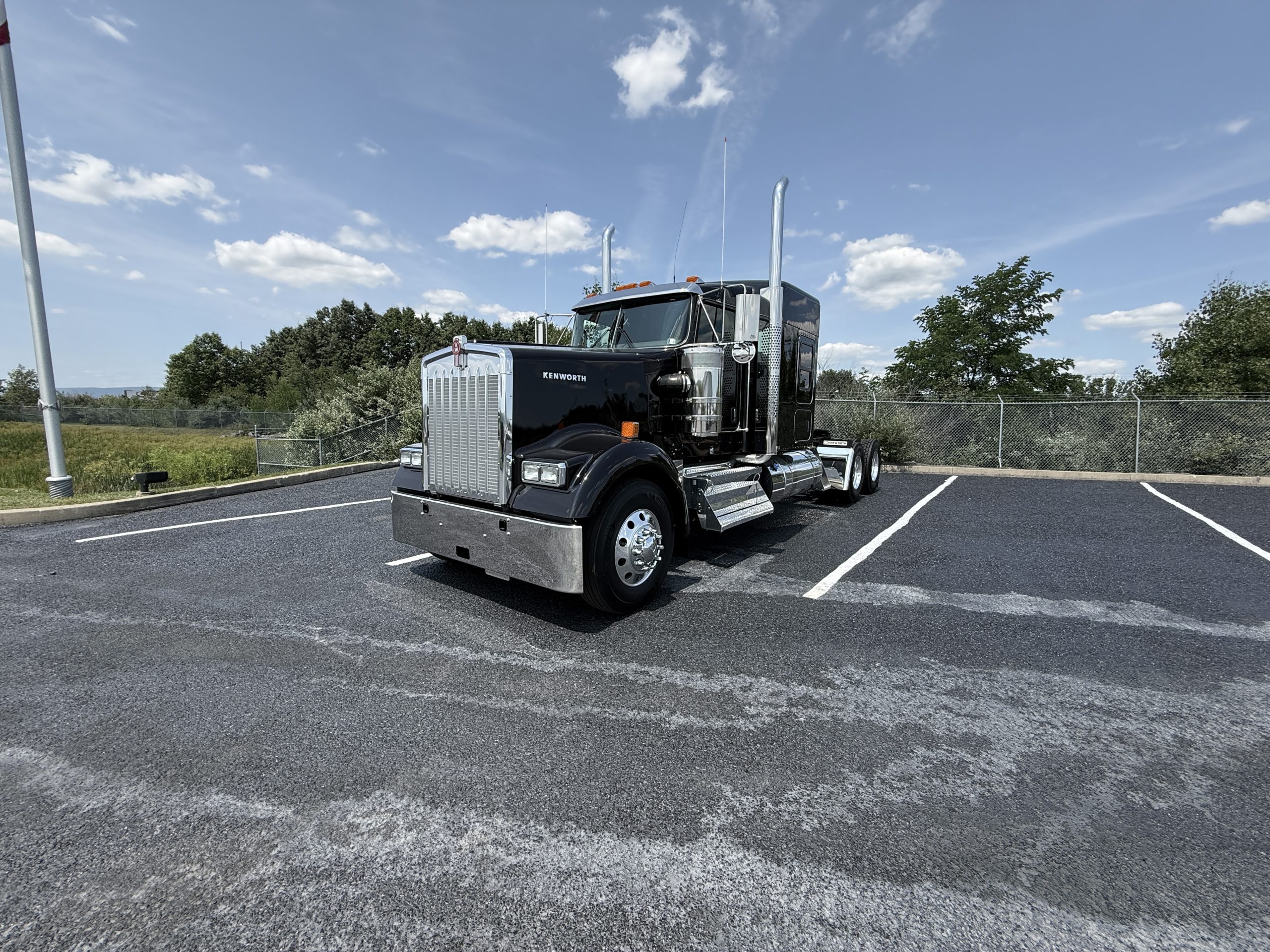 2027 KENWORTH W900 2027 KENWORTH W900 - image 1 of 6