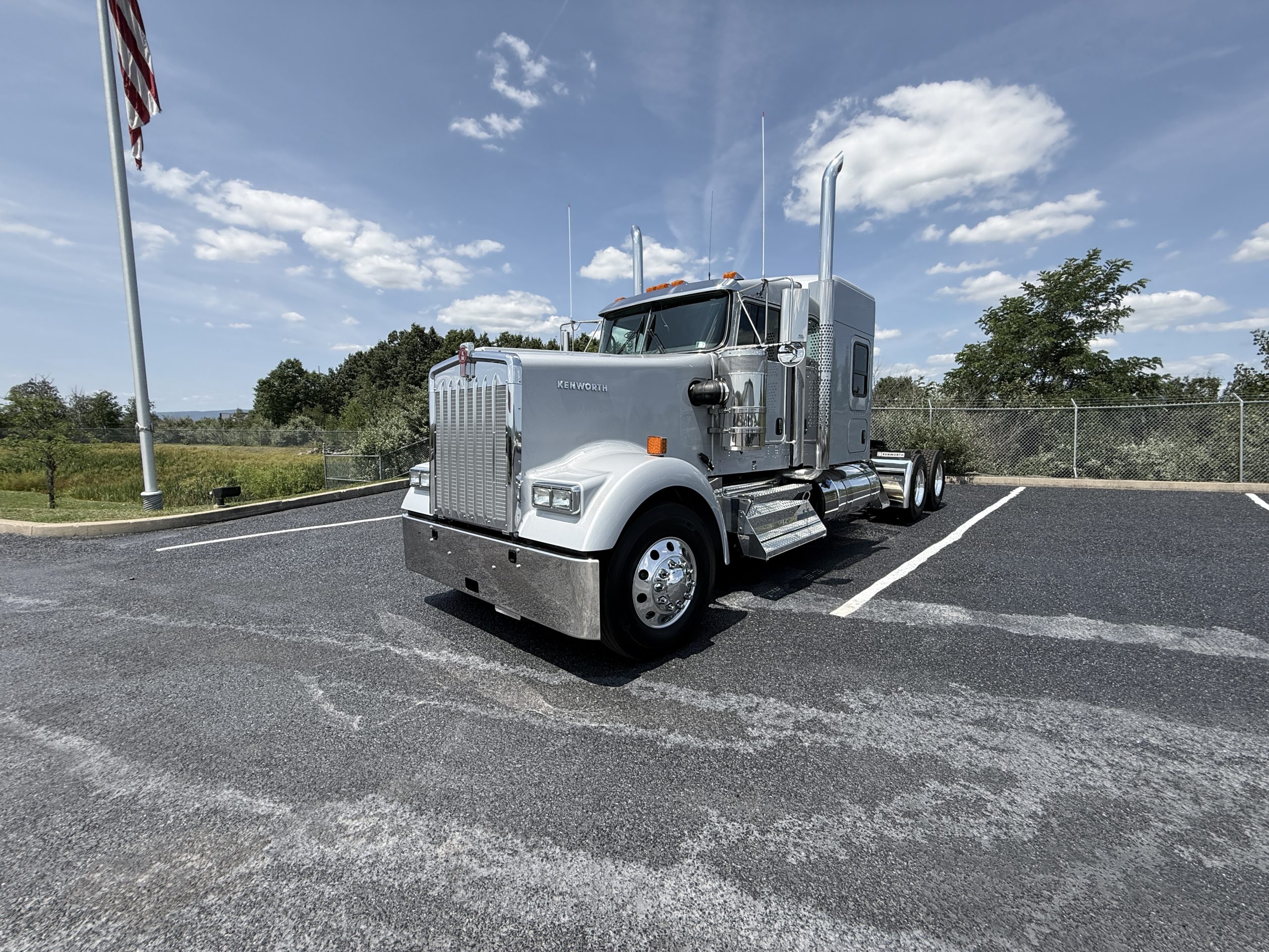 2027 KENWORTH W900 2027 KENWORTH W900 - image 1 of 6