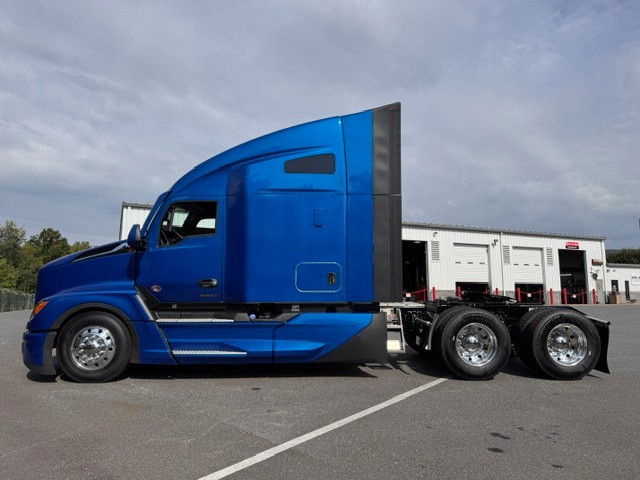 2027 KENWORTH T680 - image 2 of 6