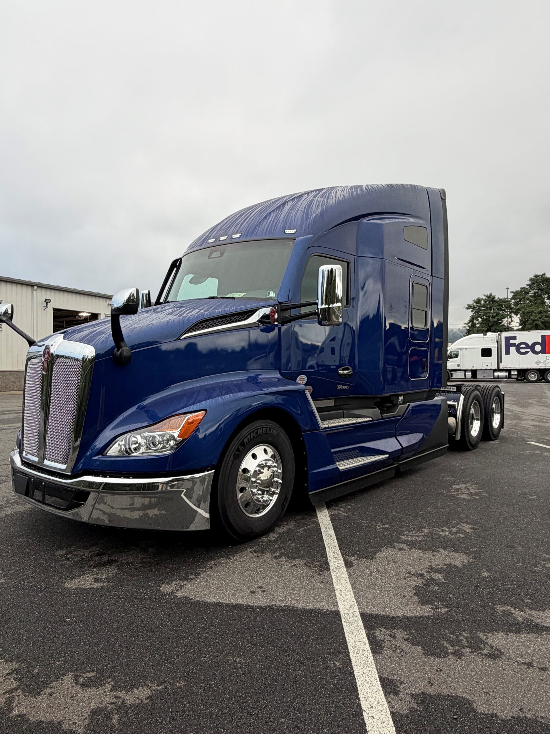2027 KENWORTH T680 - image 1 of 6