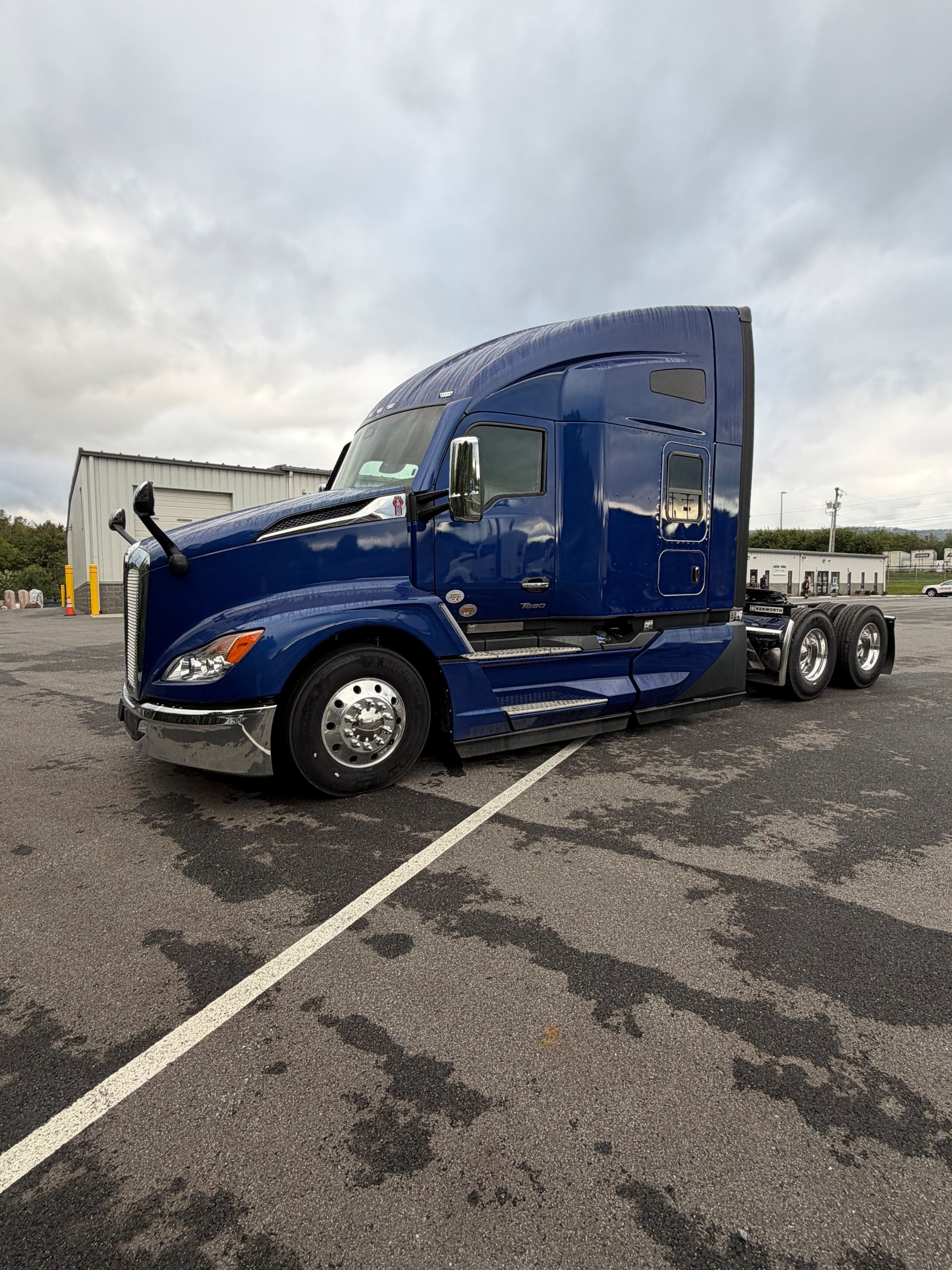 2027 KENWORTH T680 - image 1 of 6