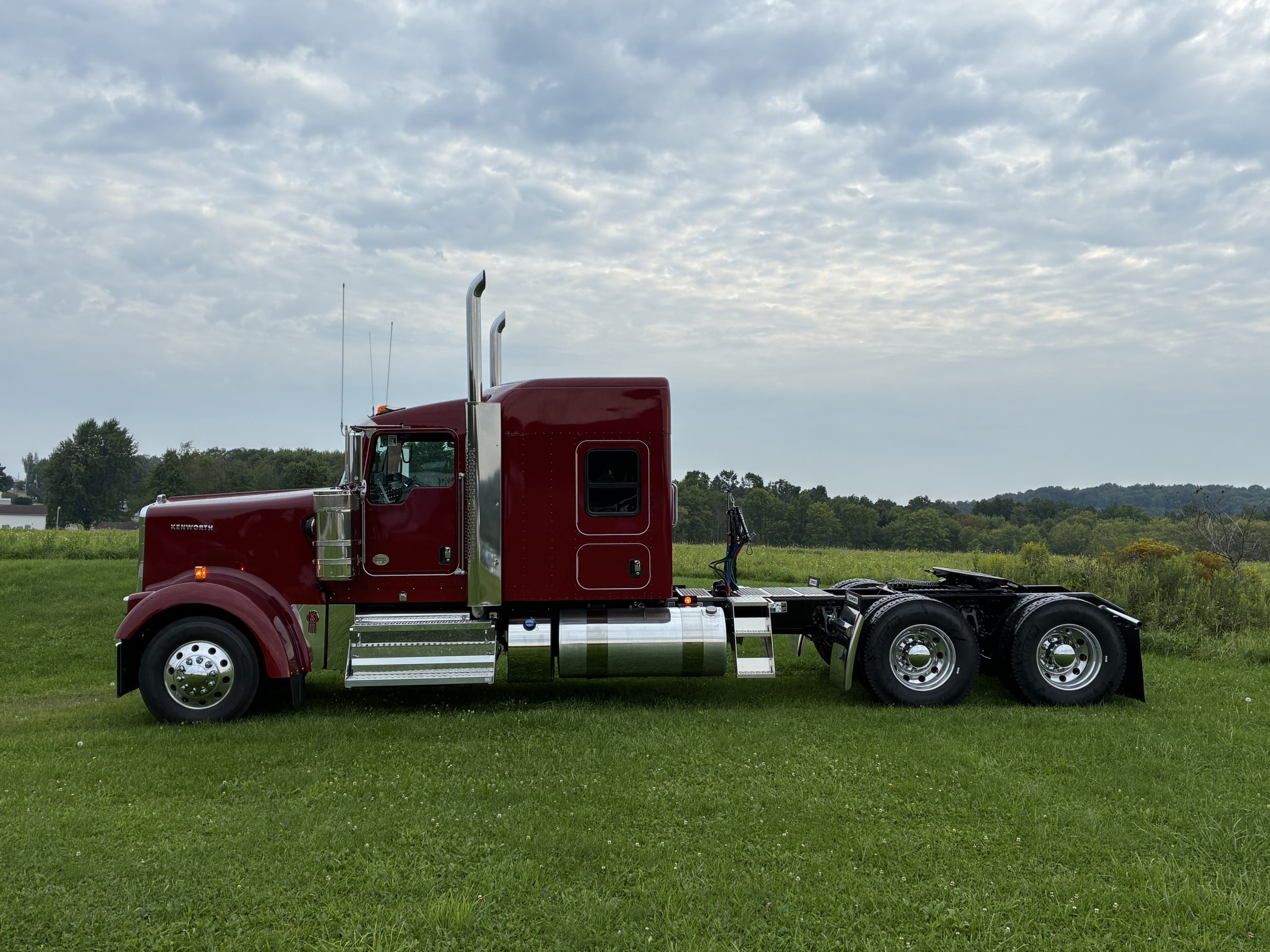 2027 KENWORTH W900 - image 2 of 6